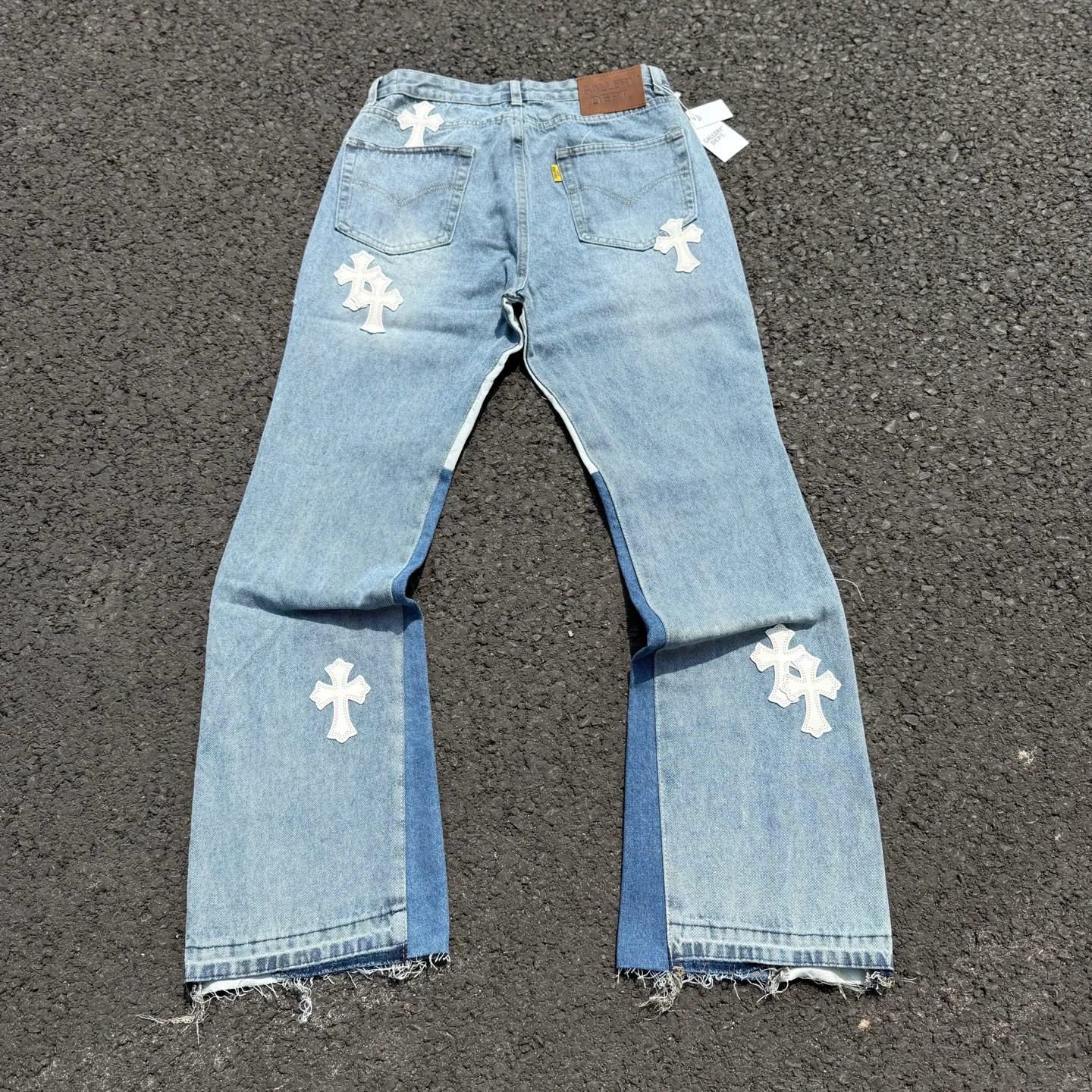 #8116 P260💰 Independent GALLERY DEPT. Vintage spliced cross loose washed flared jeans - truly restore the ultimate texture of Vintage - original hardware accessories, washed and other elevators, QR code analysis are all purchased from the original factory, high degree of restoration, welcome to compare with certain products ~ - three-dimensional version, loose and comfortable, not picky about the figure, taller and slimmer, factory Seiko, original quality control, same style for men and women, can be matched with couples, versatile recommendation, must-have jeans for all seasons -Size: 28 30 32 34 36